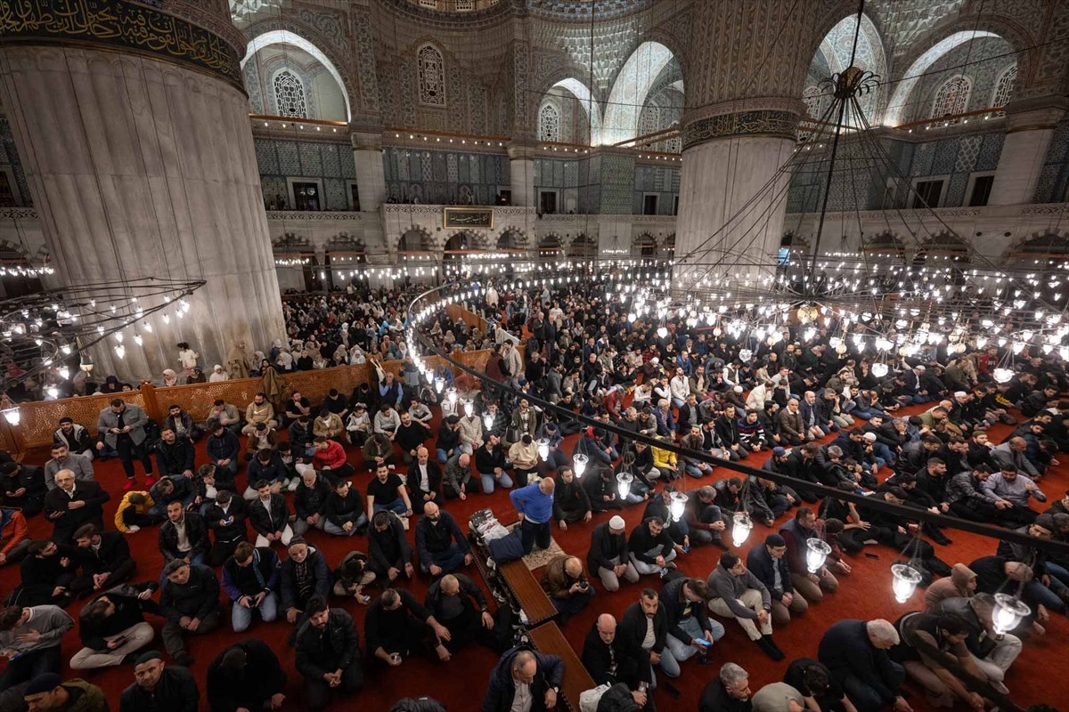 İslam dininde "bin aydan daha hayırlı olduğu" kabul edilen Kadir Gecesi, İstanbul'da Sultanahmet...