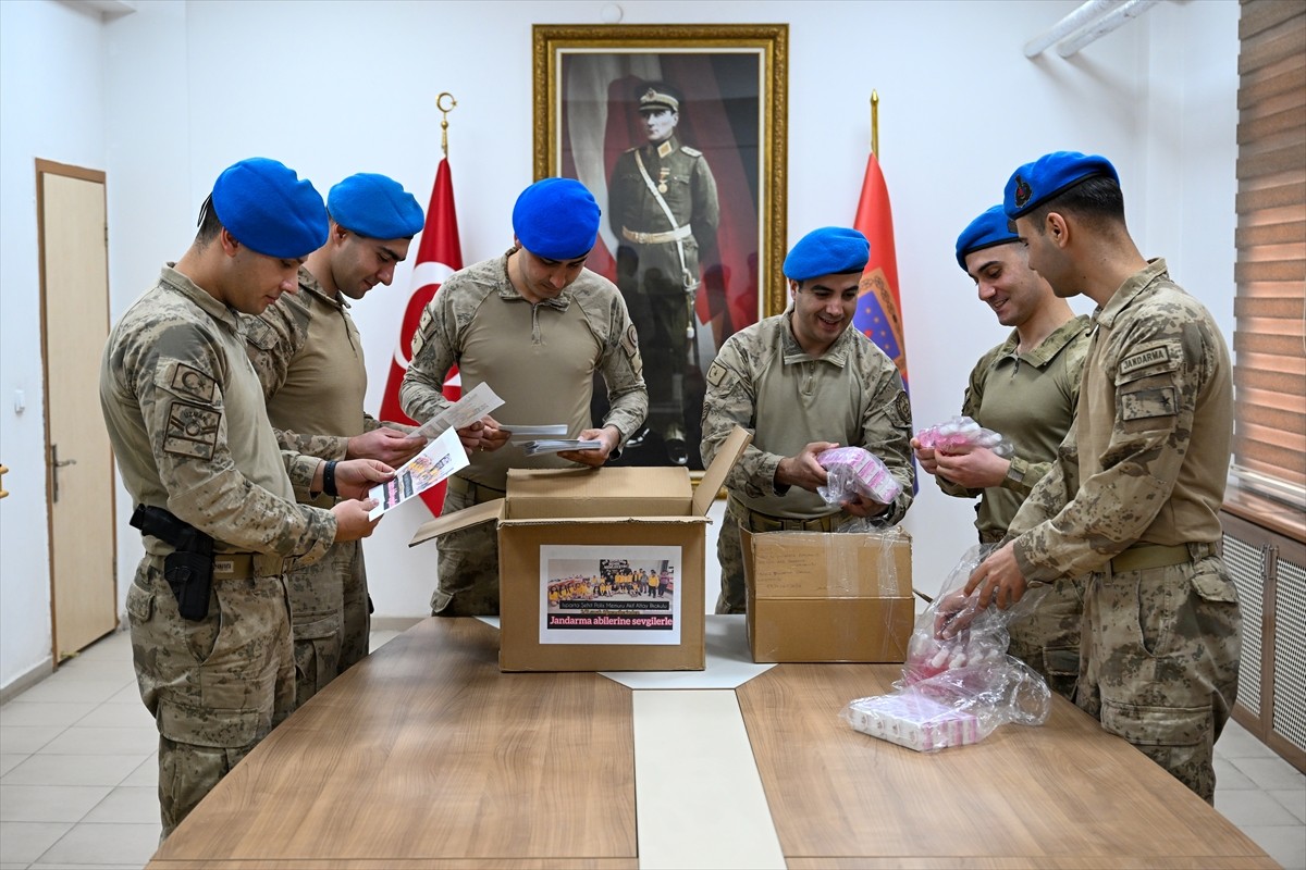 Isparta'da Şehit Polis Memuru Akif Altay İlkokulu'nda mektup yazmayı öğrenen 2/B sınıfı...