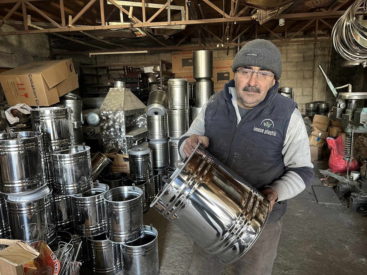 Isparta’nın Eğirdir ilçesindeki son soba ustası Ali Hun, babasından devraldığı zanaatını 41 yıldır...