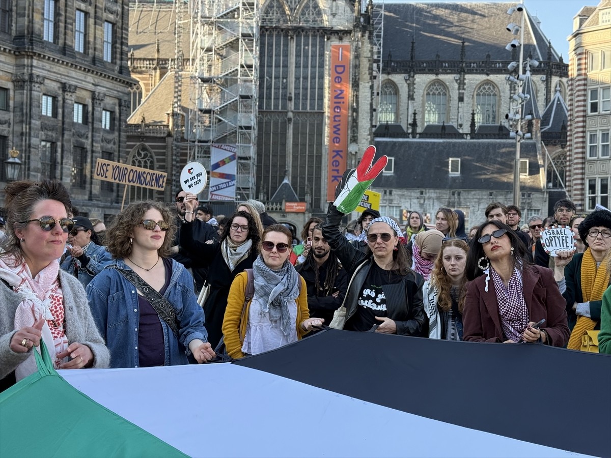 İsrail'in ateşkesi bozarak Gazze Şeridi'ne başlattığı, 400'den fazla kişinin ölümüne, 500'ü aşkın...