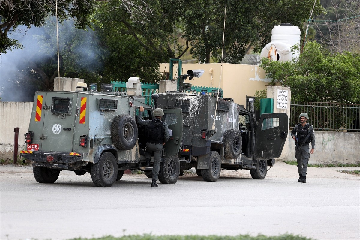 İsrail ordusu, Batı Şeria'nın Nablus kentindeki Ayn Mülteci Kampı’nda bazı Filistinli aileleri...