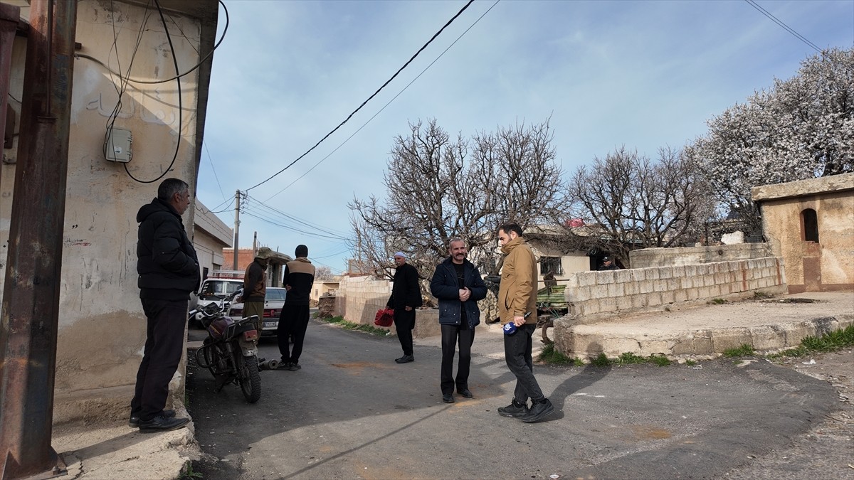 İsrail ordusu, Suriye'nin Kuneytra vilayetinde askeri noktalar inşa etmeyi sürdürüyor. Suriye'de...