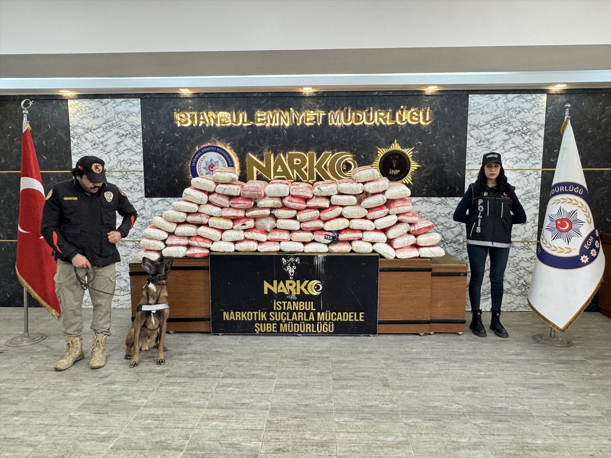 İstanbul'da düzenlenen uyuşturucu operasyonunda 365 kilogram kokain ele geçirildi, 17 şüpheli...