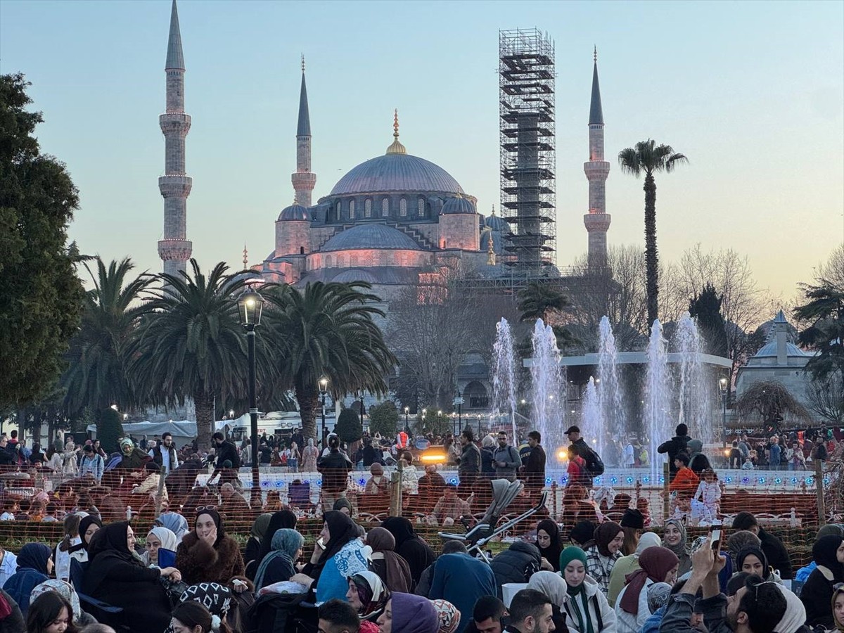 İstanbul'da güzel havanın tadını çıkarmak isteyen bazı vatandaşlar, açık alanlarda iftar yaptı....