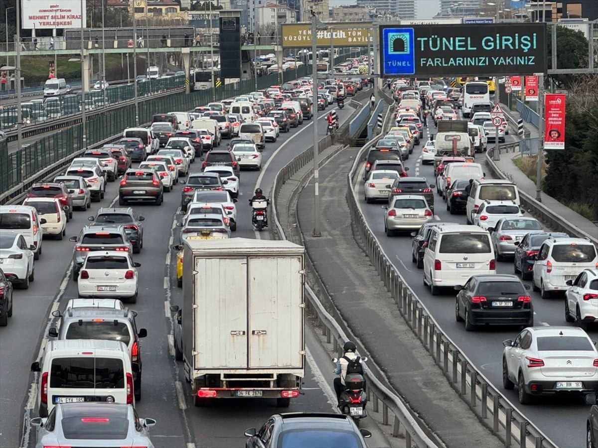 İstanbul'da, haftanın dördüncü iş gününde iftar saatinin yaklaşmasıyla bazı bölgelerde trafik...