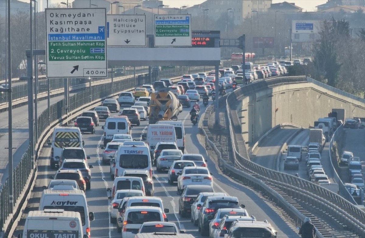 İstanbul'da iftar saatinin yaklaşmasıyla trafik yoğunluğu yüzde 80'e çıktı. D-100 kara yolu ve TEM...