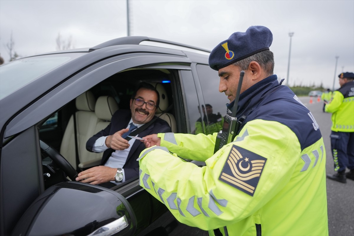 İstanbul'da jandarma ekiplerince, Ramazan Bayramı öncesi trafik denetimi gerçekleştirildi. İl...