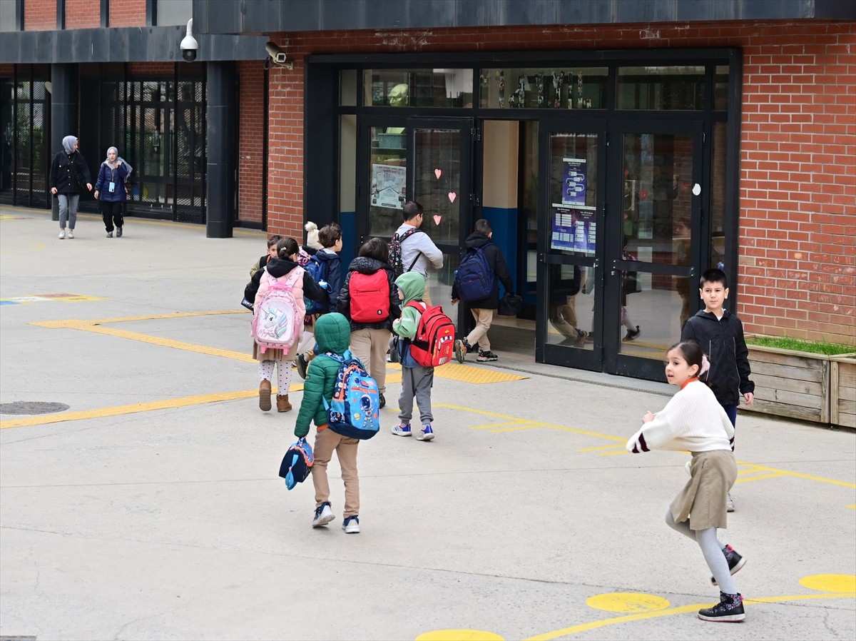 İstanbul'da okul öncesi, ilköğretim ve ortaöğretim okullarındaki Ramazan Bayramı'nı da kapsayan...