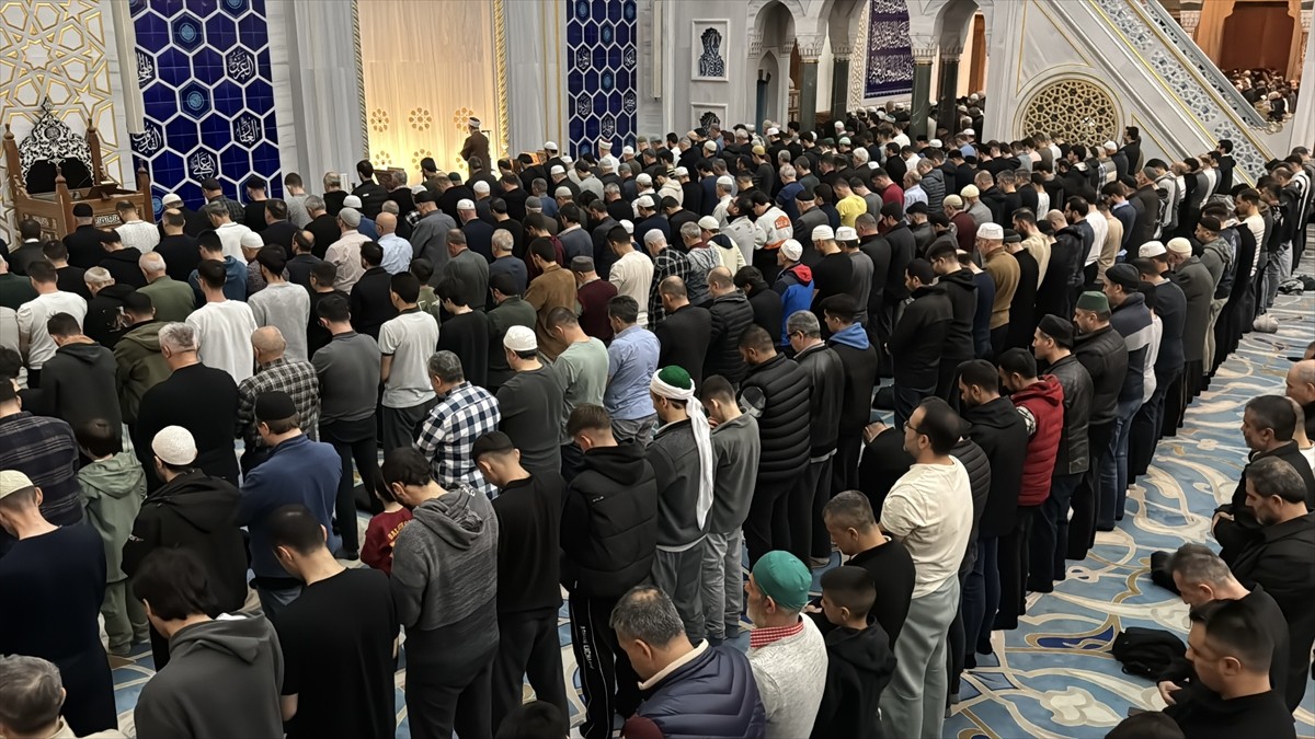 İstanbul'da vatandaşlar, ramazanın son teravih namazını kılmak için camileri doldurdu. Büyük...