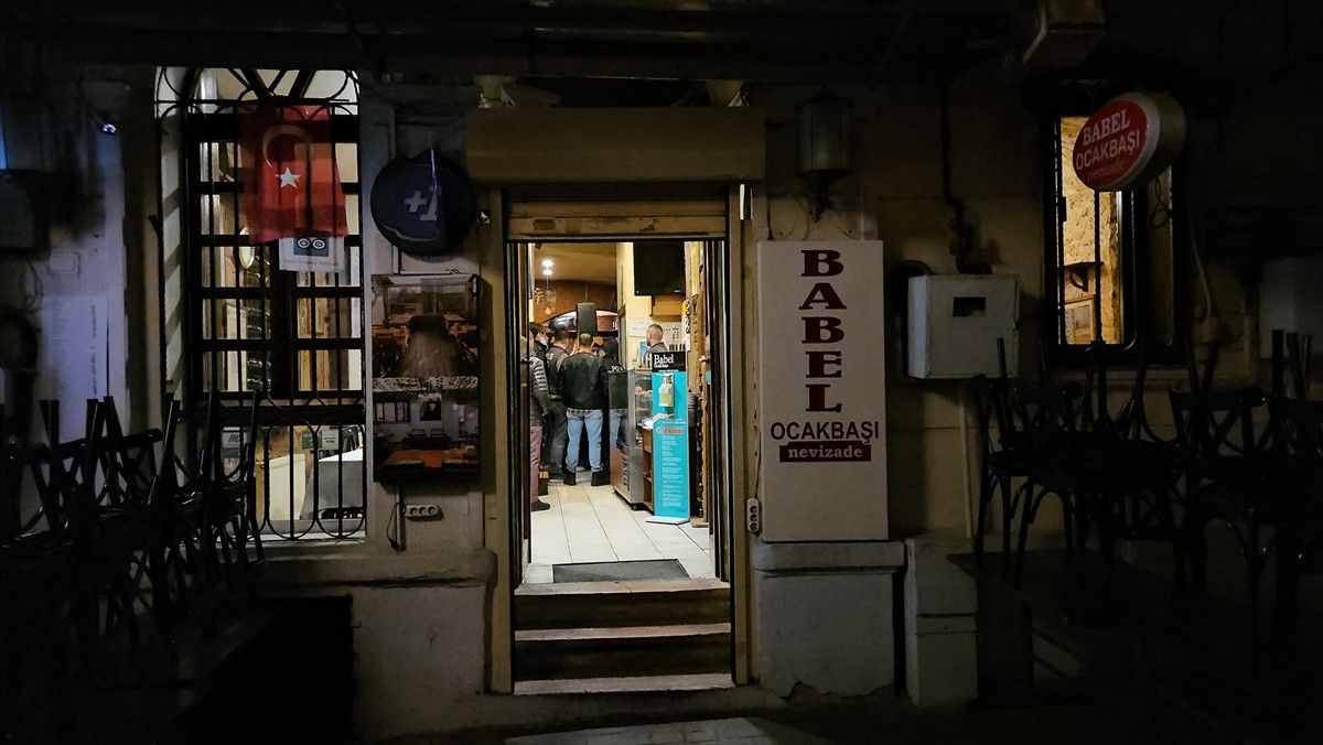 İstanbul Beyoğlu’nda restoranda bir müşteri asansörü kullanmak isterken kabinin olmadığını fark...