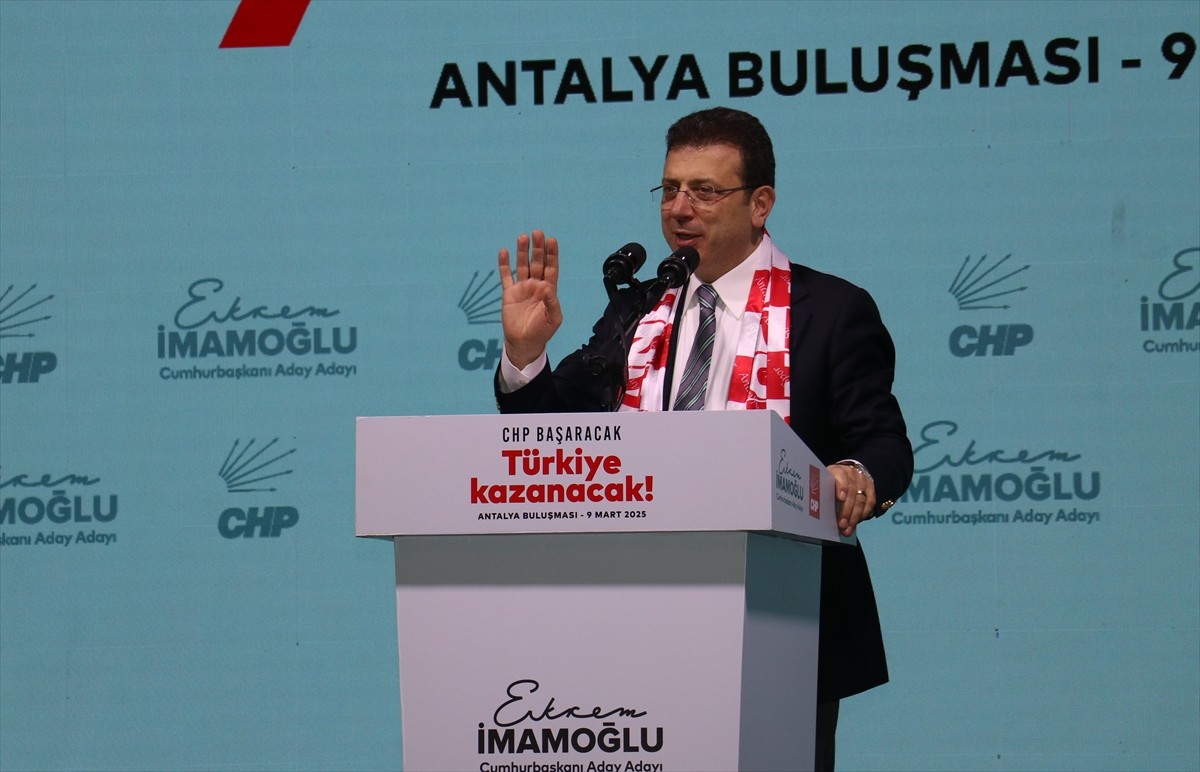 İstanbul Büyükşehir Belediye Başkanı Ekrem İmamoğlu (sol 2), CHP'nin cumhurbaşkanı adayını...