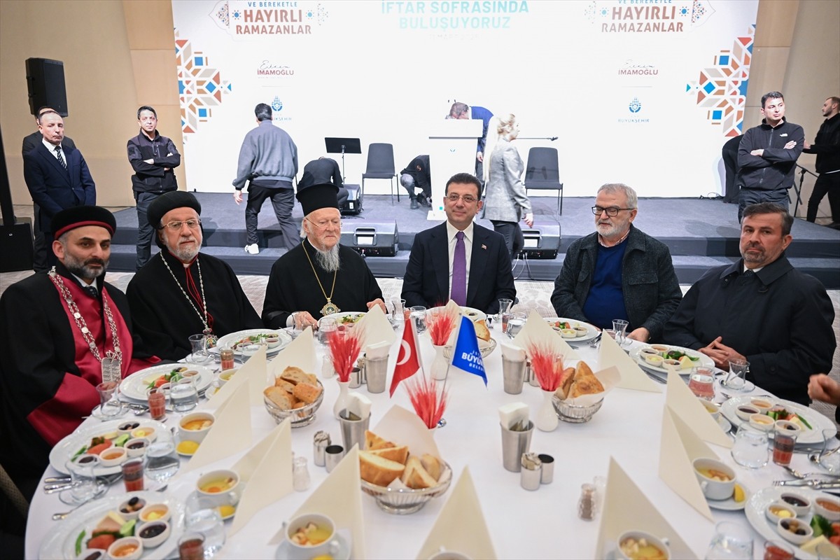 İstanbul Büyükşehir Belediyesi (İBB), kentte yaşayan inanç gruplarının temsilcilerini iftarda bir...