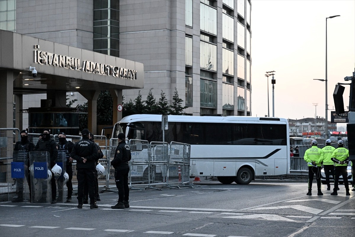İstanbul Büyükşehir Belediyesine (İBB) yönelik yolsuzluk ve terör soruşturmalarında gözaltına...