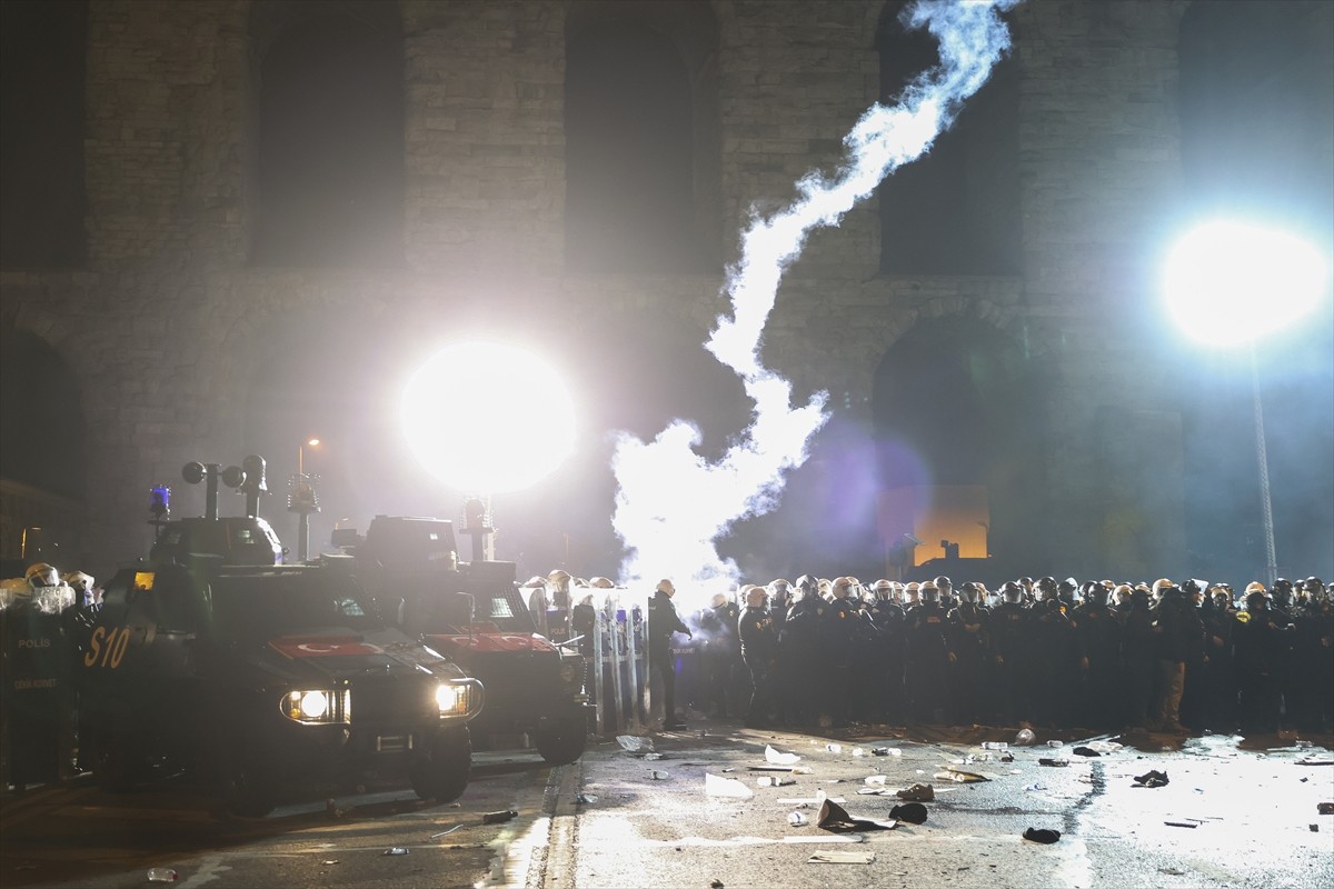 İstanbul Büyükşehir Belediyesine (İBB) yönelik yolsuzluk ve terör soruşturmalarını protesto...
