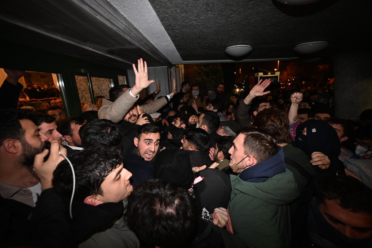 İstanbul Büyükşehir Belediyesine (İBB) yönelik yolsuzluk ve terör soruşturmasını protesto...