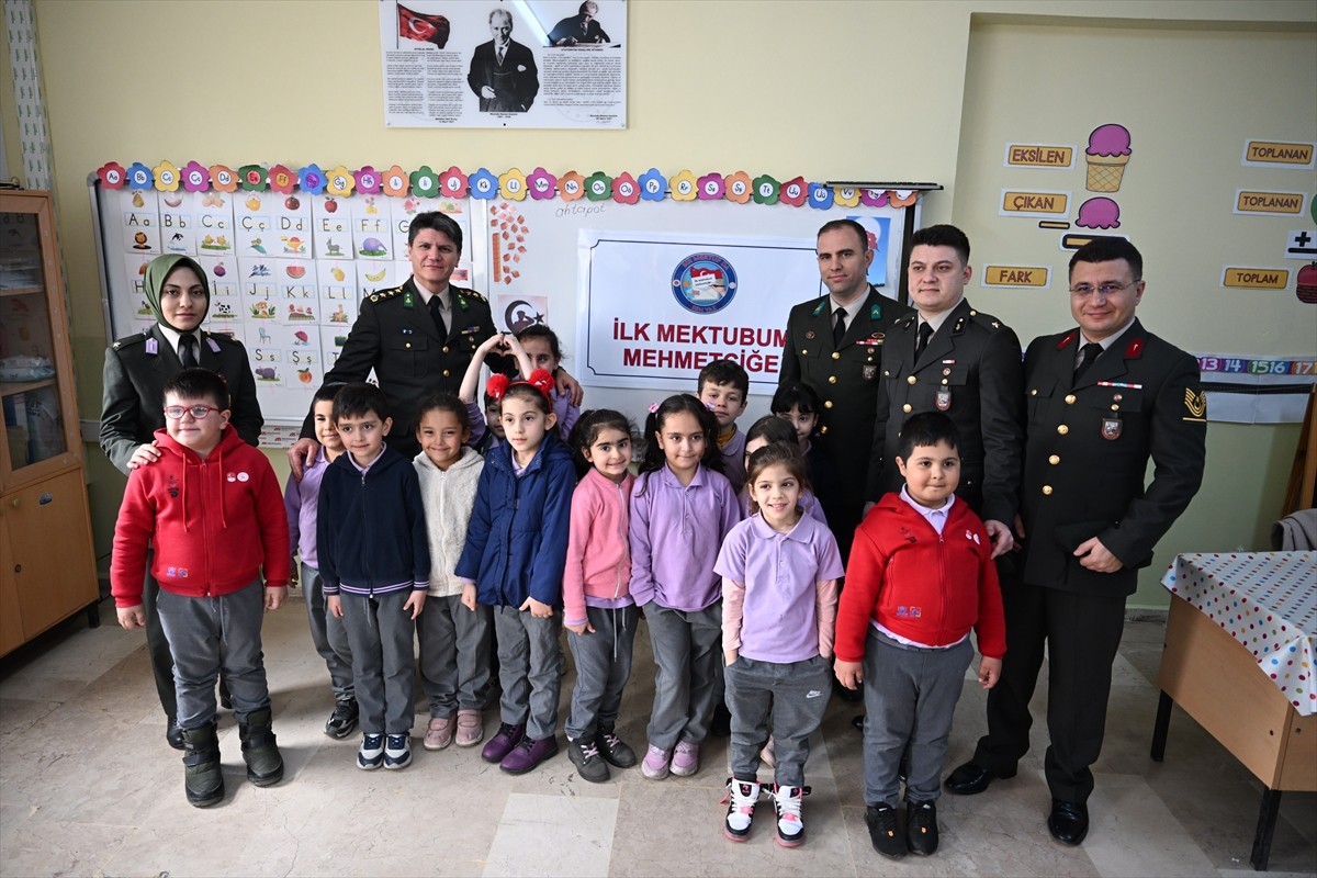 İstanbul Çatalca'da, okuma yazmayı yeni öğrenen ilkokul birinci sınıf öğrencileri, "İlk Mektubum...