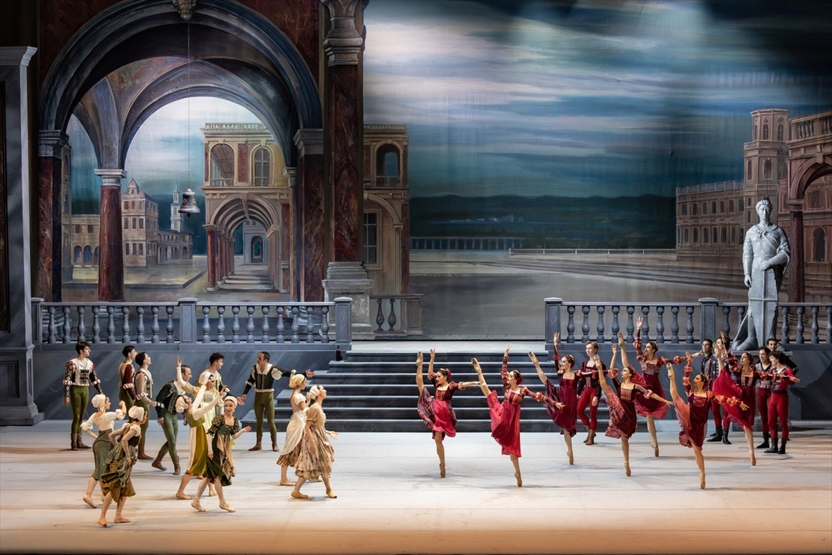 İstanbul Devlet Opera ve Balesinin (İDOB), 21 yıl aradan sonra sahneye koyduğu "Romeo ve Juliet"...