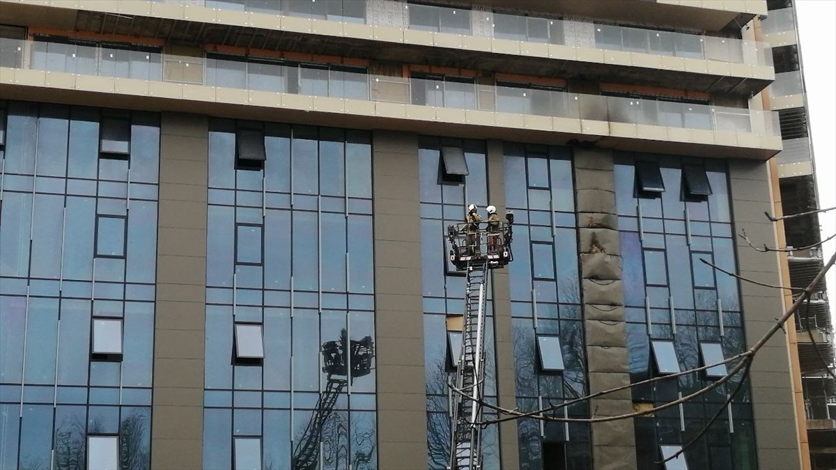 İstanbul Sarıyer'de inşaatı süren 30 katlı otelin dış cephesinde çıkan yangın, itfaiye ekiplerinin...