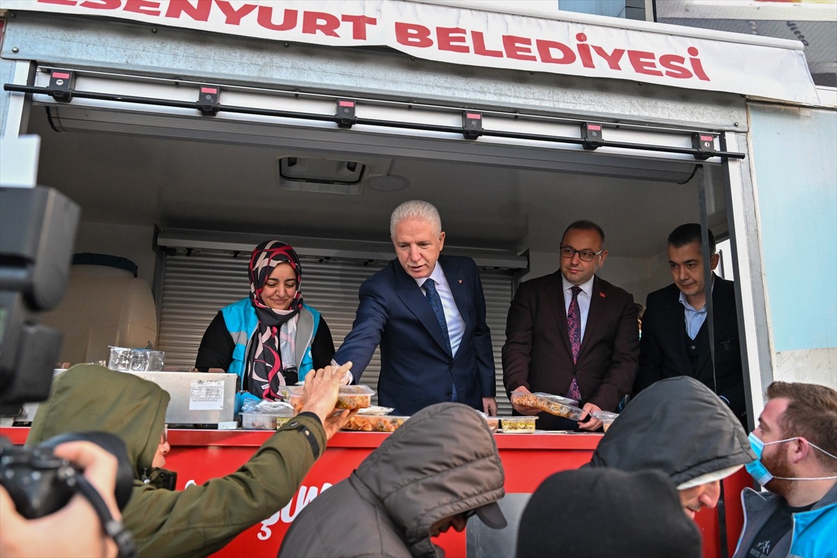 İstanbul Valisi Davut Gül, dün akşam orucunu Esenyurt Belediyesinin Cumhuriyet Meydanı'nda kurduğu...