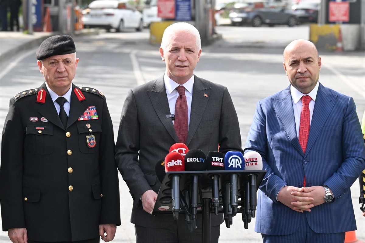 İstanbul Valisi Davut Gül (ortada), Ramazan Bayramı öncesinde Esenler Otogar Çıkış Uygulama...