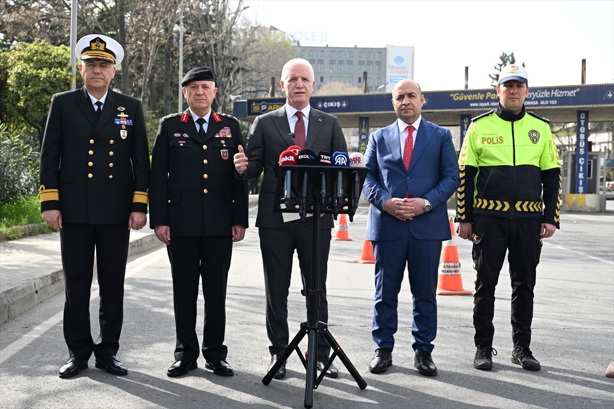 İstanbul Valisi Davut Gül (ortada), Ramazan Bayramı öncesinde Esenler Otogar Çıkış Uygulama...