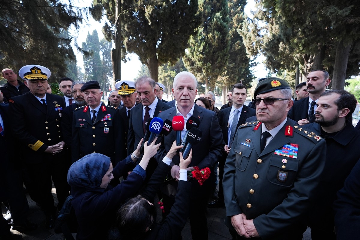 İstanbul Valisi Davut Gül, Ramazan Bayramı arifesinde ziyaret ettiği Edirnekapı Şehitliği'ni...