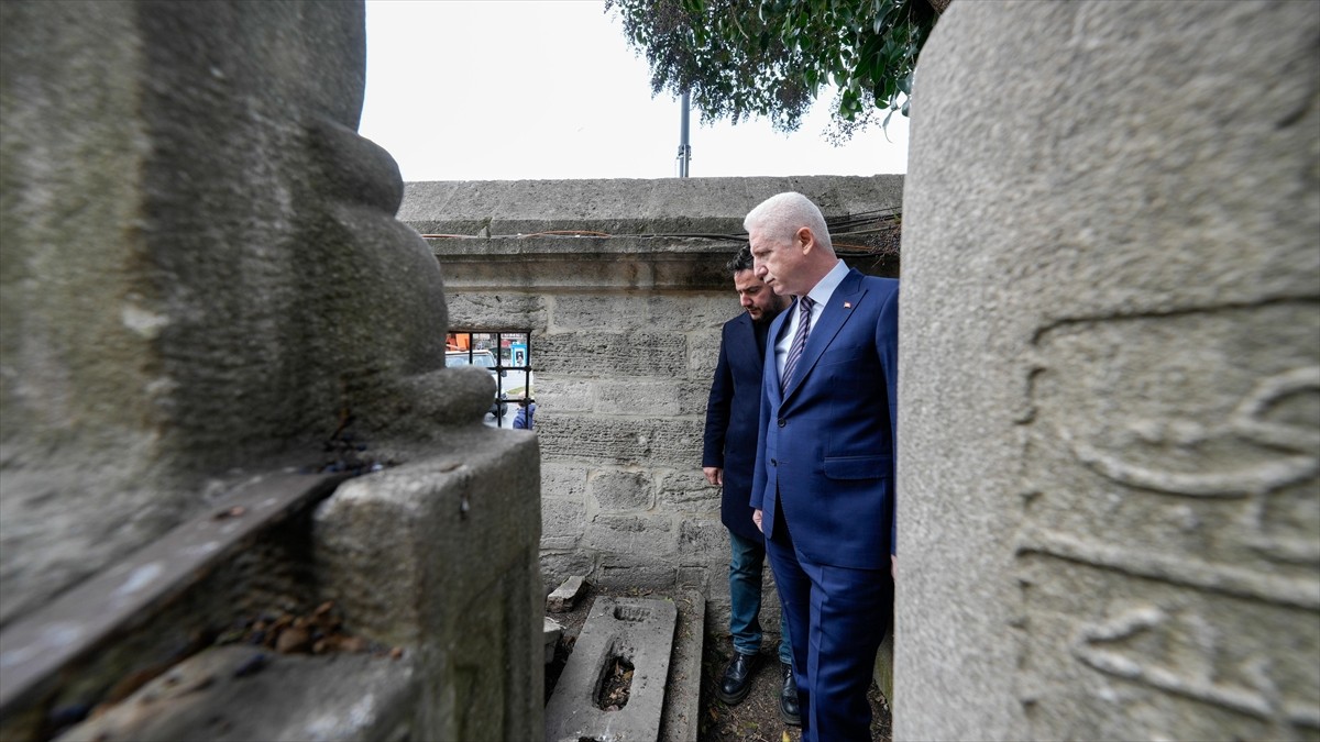 İstanbul Valisi Davut Gül (sağ 2), İstanbul Büyükşehir Belediyesine (İBB) yönelik yolsuzluk ve...