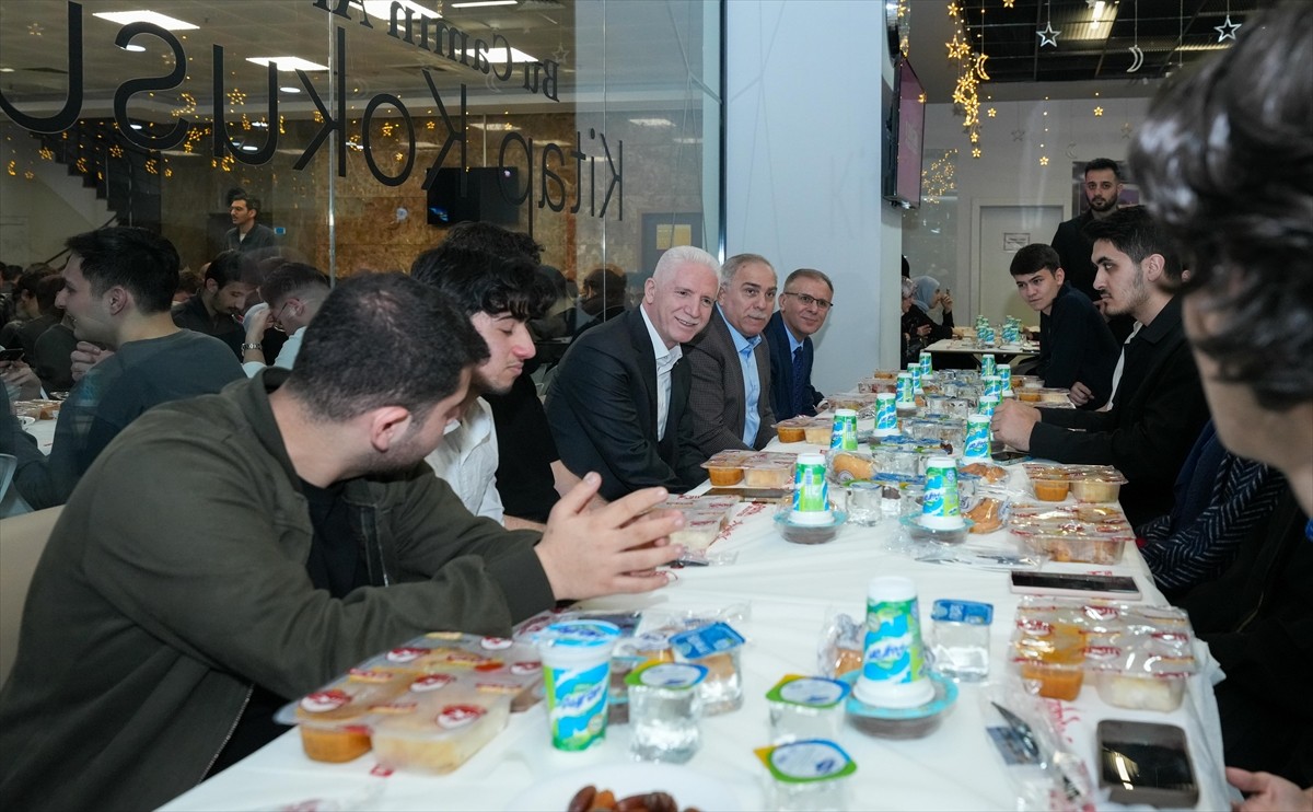İstanbul Valisi Davut Gül (sol 4), Fatih Merkez Kütüphanesi'nde düzenlenen iftarda gençlerle bir...