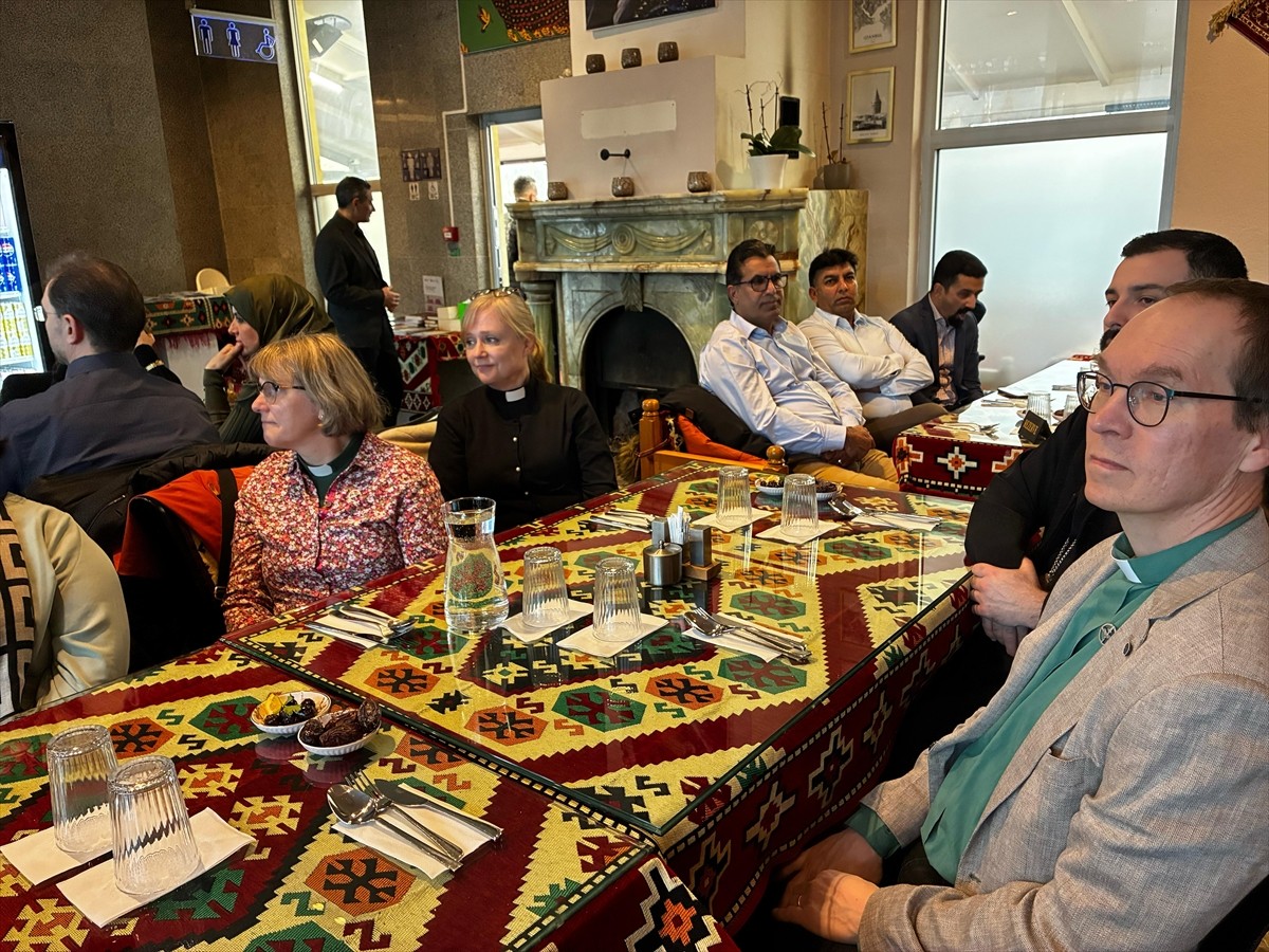 İsveç'in başkenti Stockholm'de düzenlenen iftar programında, ülkedeki Müslüman, Hristiyan ve...