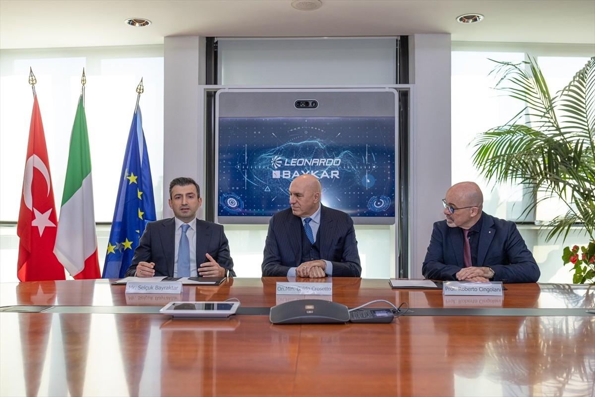 İtalya Savunma Bakanı Guido Crosetto, Türkiye'nin önde gelen insansız hava araçları üreticisi...