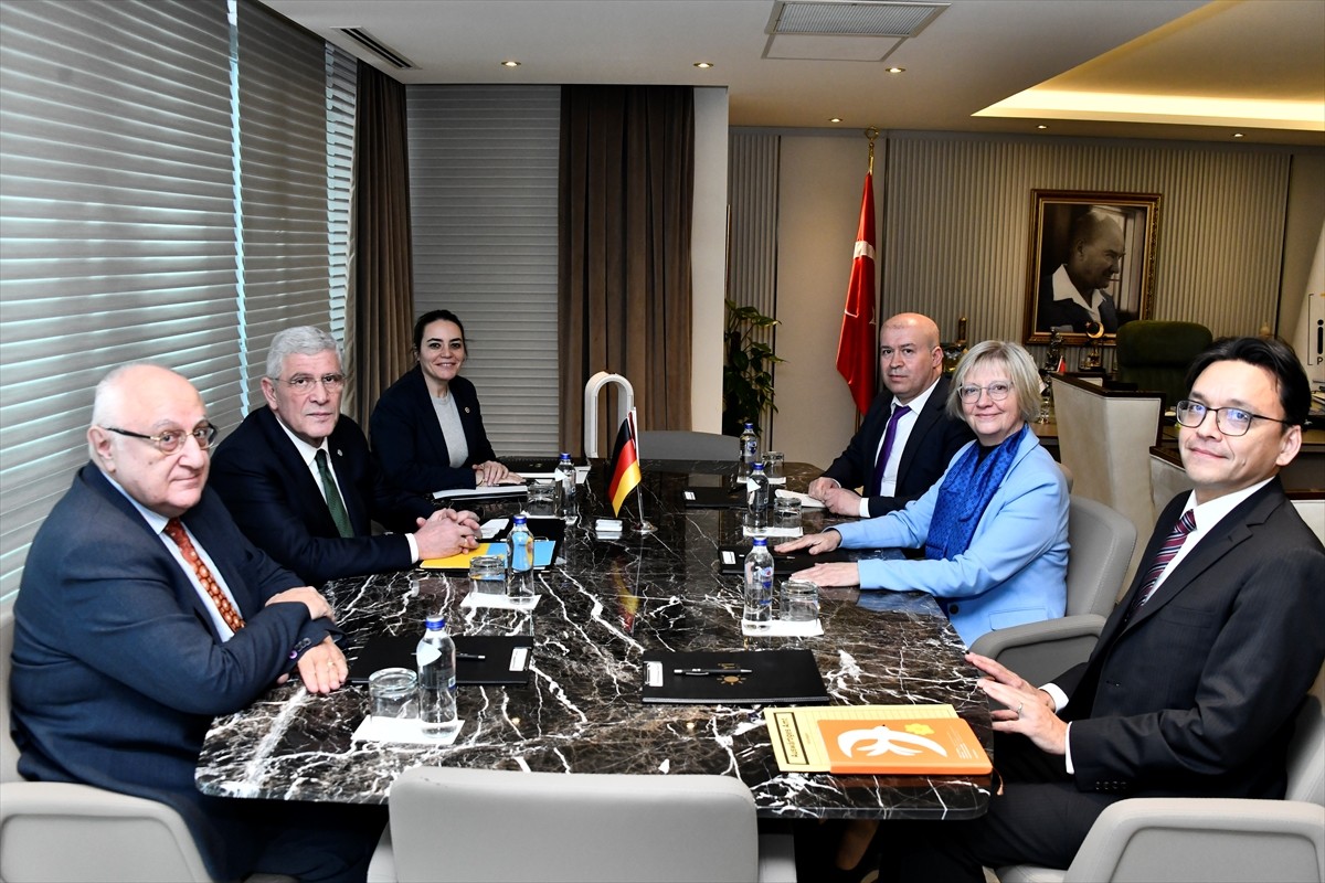 İYİ Parti Genel Başkanı Müsavat Dervişoğlu (sol 2), Almanya'nın Ankara Büyükelçisi Sibylle...