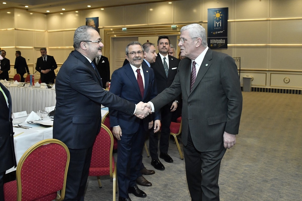 İYİ Parti Genel Başkanı Müsavat Dervişoğlu (solda), partisinin milletvekilleri, Genel İdare Kurulu...
