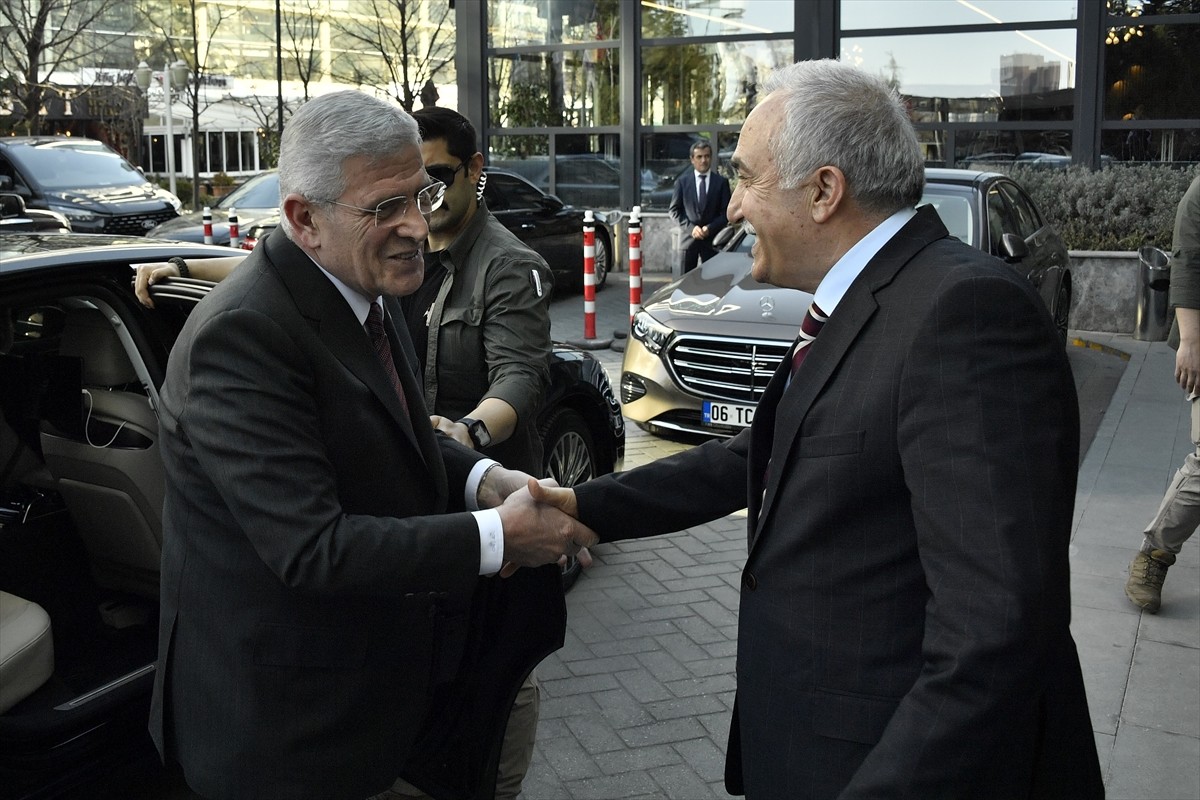 İYİ Parti Genel Başkanı Müsavat Dervişoğlu (solda), partisinin milletvekilleri, Genel İdare Kurulu...