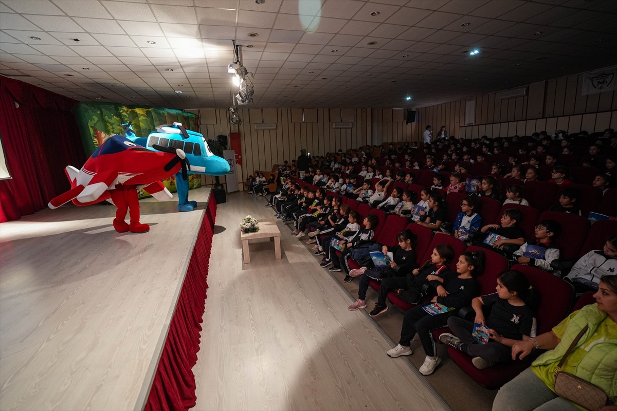 İzmir'de, Türk Havacılık ve Uzay Sanayii (TUSAŞ) tarafından çocukların havacılık ve uzay...