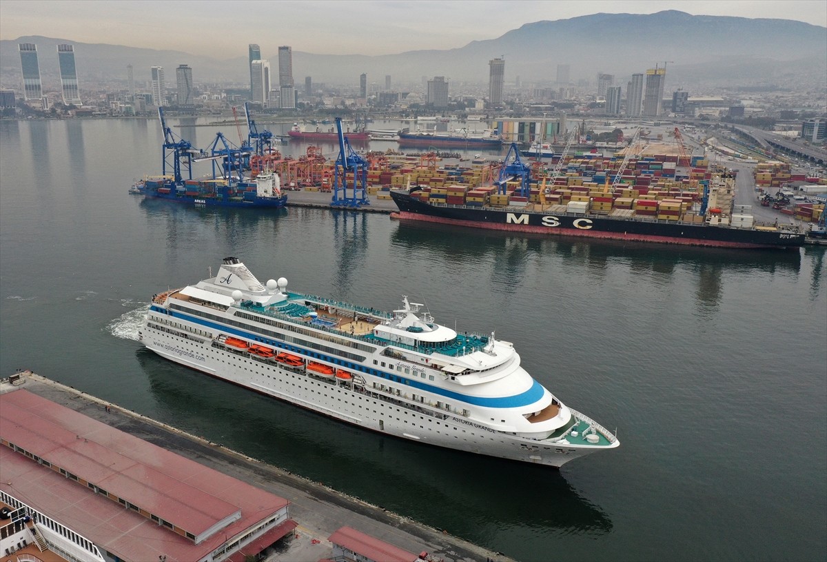 İzmir'e "MSC Sinfonia" ile "Astoria Grande" adlı kruvaziyerler 2 bin 983 turist getirdi....