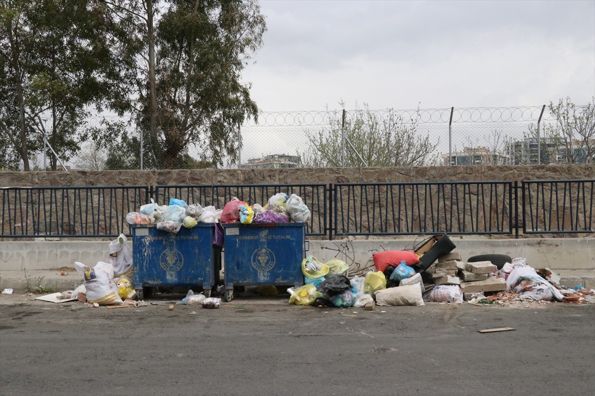 İzmir'in Buca Belediyesi'nde DİSK'e bağlı Genel İş 5 No'lu Şube üyesi bazı işçiler, maaş, geriye...