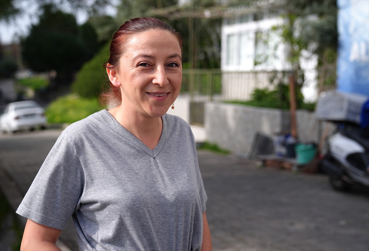 İzmir'in Çiğli Belediyesi sınırlarında, 6 yaşındaki U.O. sahipsiz bir köpeği sevmek isterken...