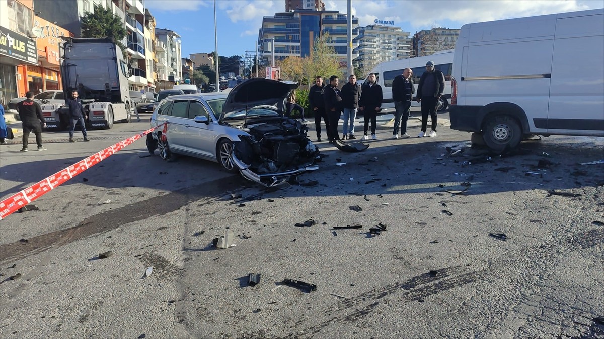 İzmir'in Karabağlar ilçesinde bir otomobil, bir panelvan ve bir kamyonet olmak üzere 3 araç...