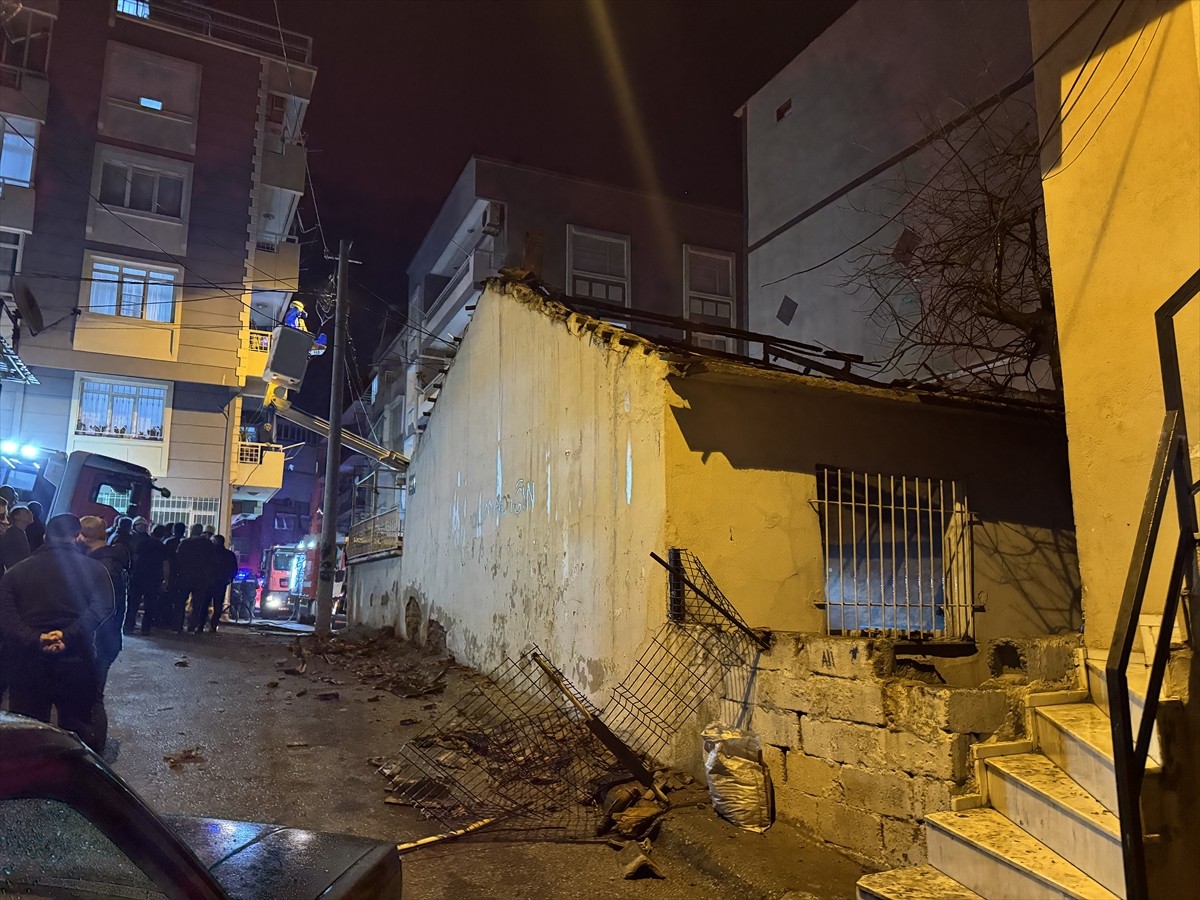 İzmir'in Karabağlar ilçesinde çıkan yangında müstakil ev kullanılamaz hale geldi.