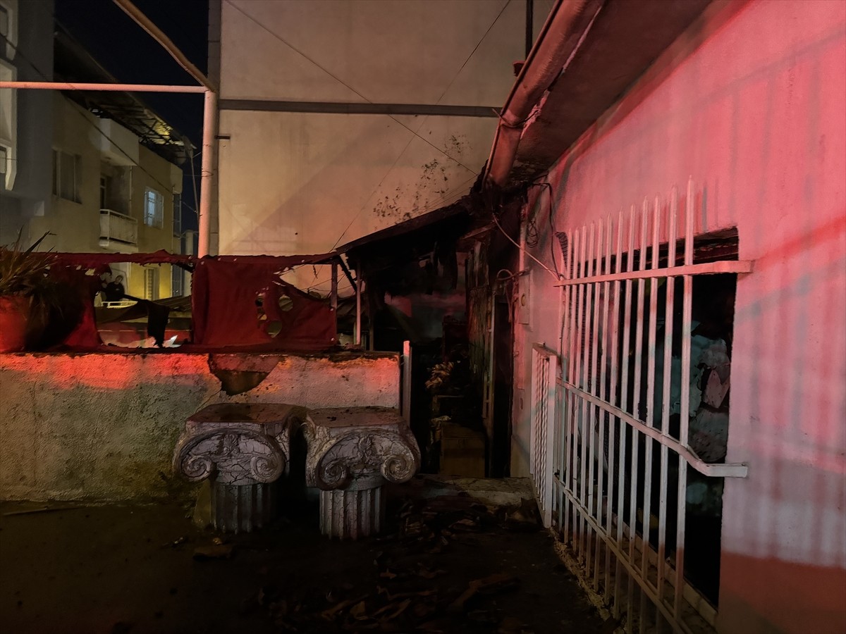 İzmir'in Karabağlar ilçesinde çıkan yangında müstakil ev kullanılamaz hale geldi.