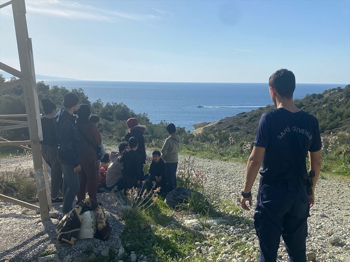 İzmir'in Karaburun ve Foça ilçelerinde 15'i çocuk 32 düzensiz göçmen yakalandı.