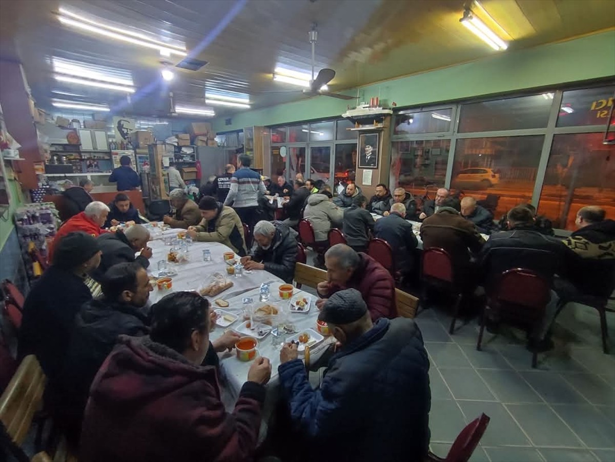 İzmir'in Ödemiş ilçesinde bir mahallenin sakinleri, ramazan ayı boyunca kahvehanede buluşarak...