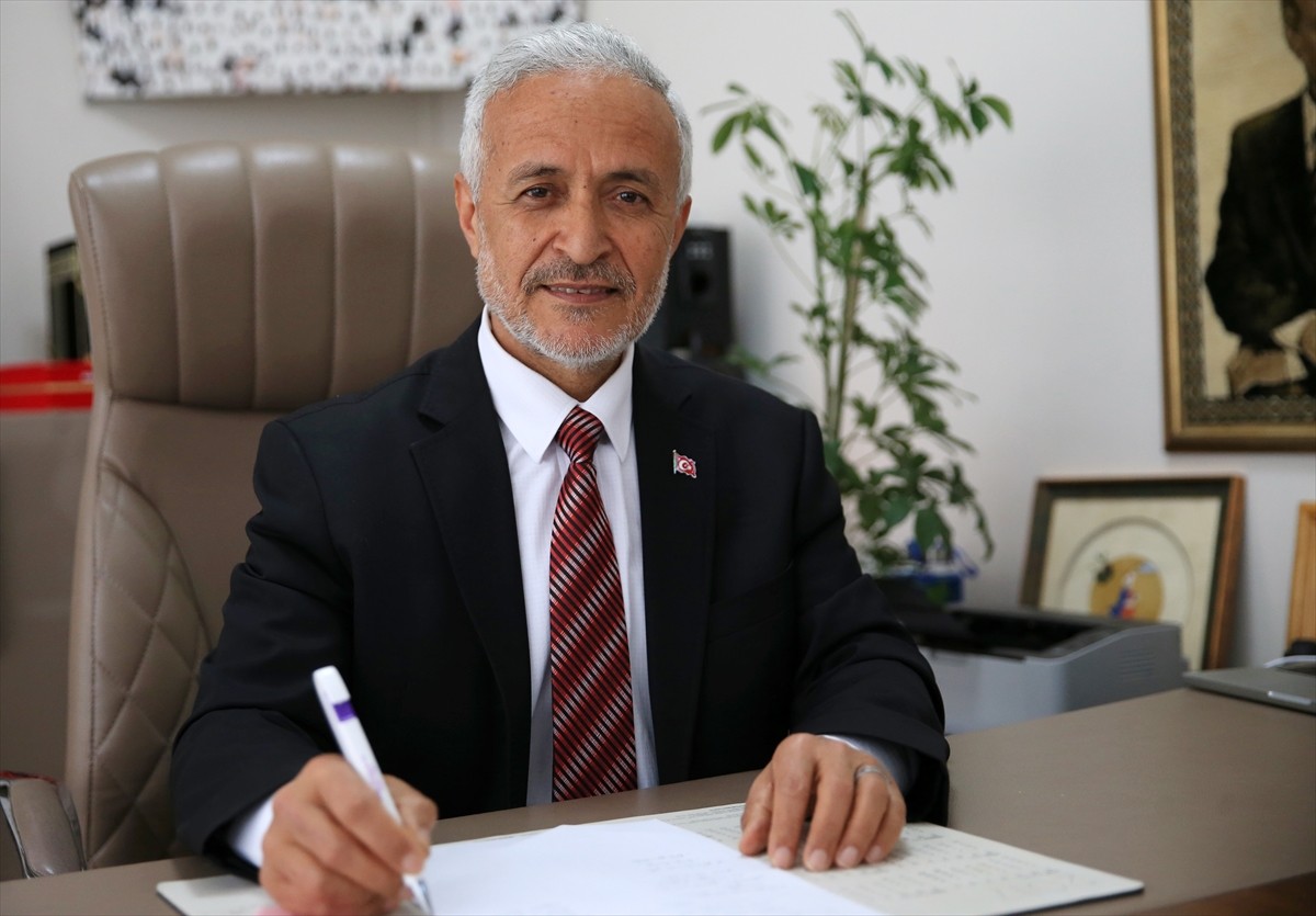 İzmir Büyükşehir Belediyesinin, Manisa'da 11 yeni su kuyusu açarak 32 milyon metreküp ilave yer...