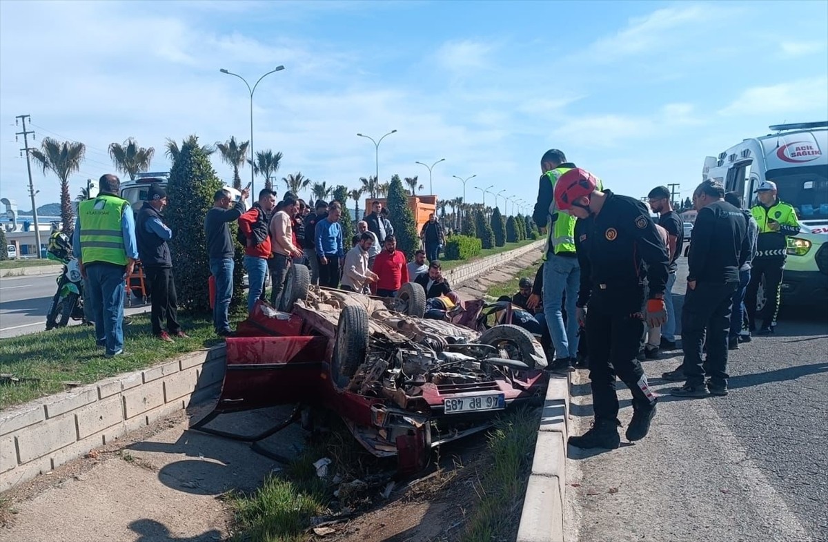 Kahramanmaraş'ta iki otomobilin çarpışması sonucu 1'i ağır 7 kişi yaralandı.
