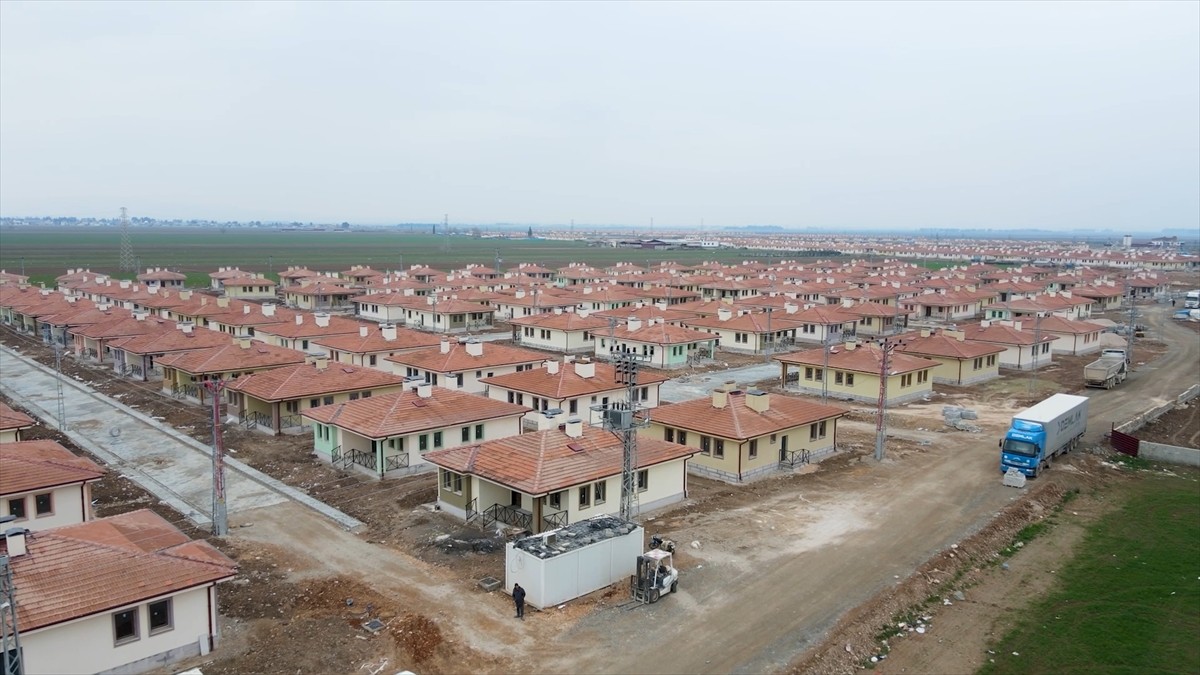 Kahramanmaraş merkezli 6 Şubat depremlerinin ardından yıkıma uğrayan köylerde modern köy...