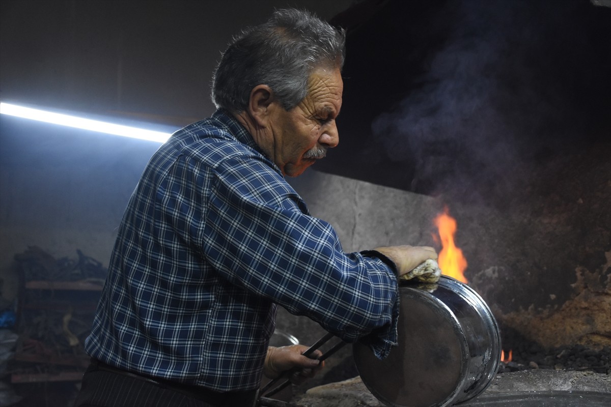 Karaman'da yaşayan 68 yaşındaki kalaycı ustası Yusuf Güder, yaklaşık 57 yıl önce çocuk yaşta...