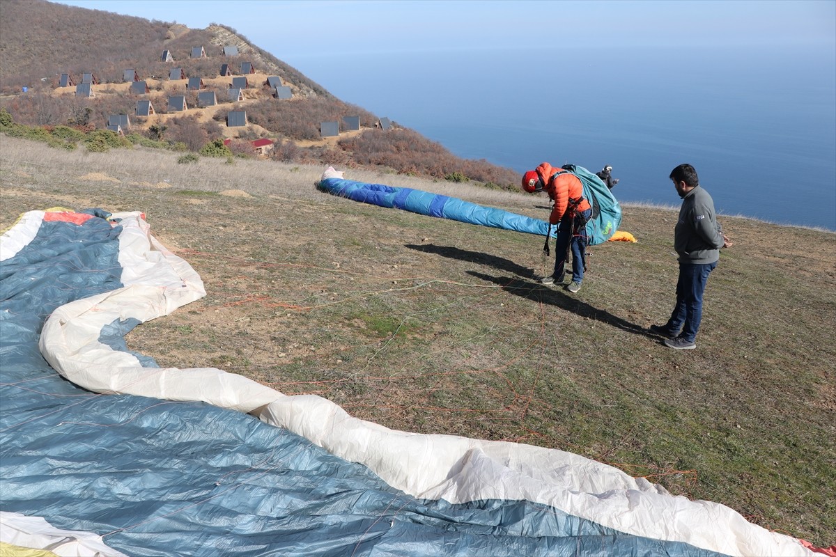 Karavanıyla dünyayı gezen yamaç paraşütü pilotu 59 yaşındaki İtalyan Marcello Corsı, Tekirdağ'da...