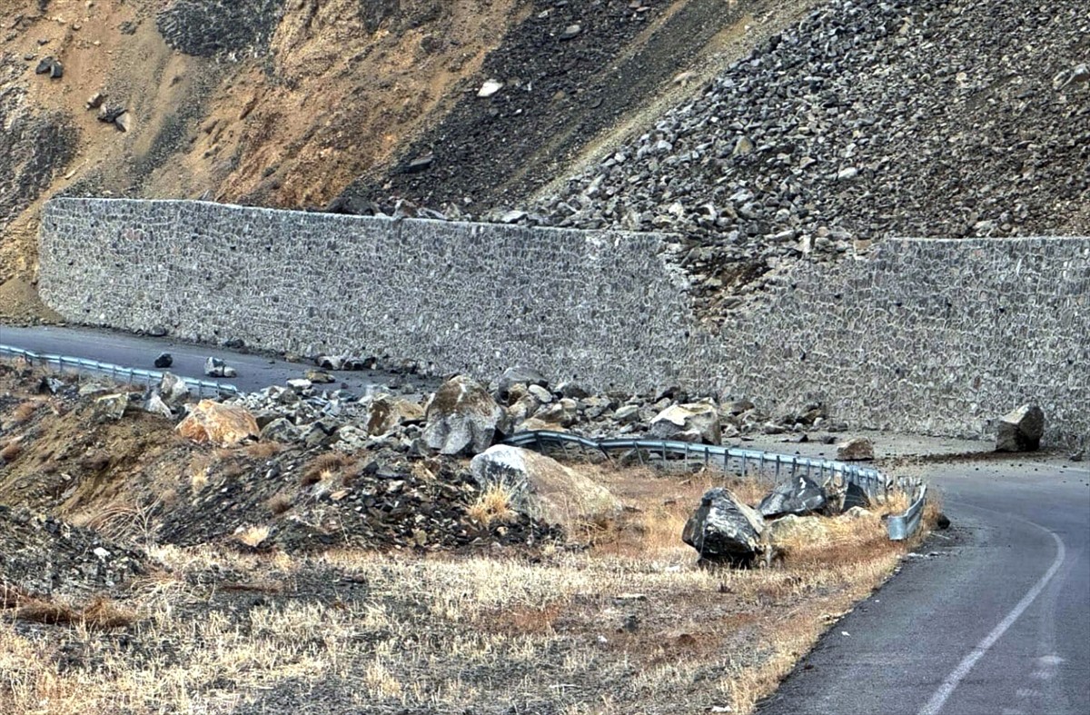 Kars'ın Sarıkamış ilçesinde meydana gelen heyelan, kara yolunda ulaşımı bir süre aksattı. ...