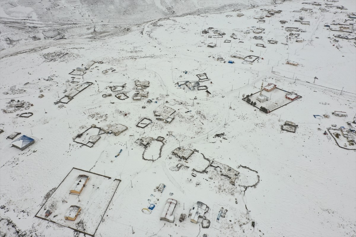 Kars'ta iki gündür aralıklarla devam eden kar nedeniyle köyler beyaza büründü. Yağış dolayısıyla...