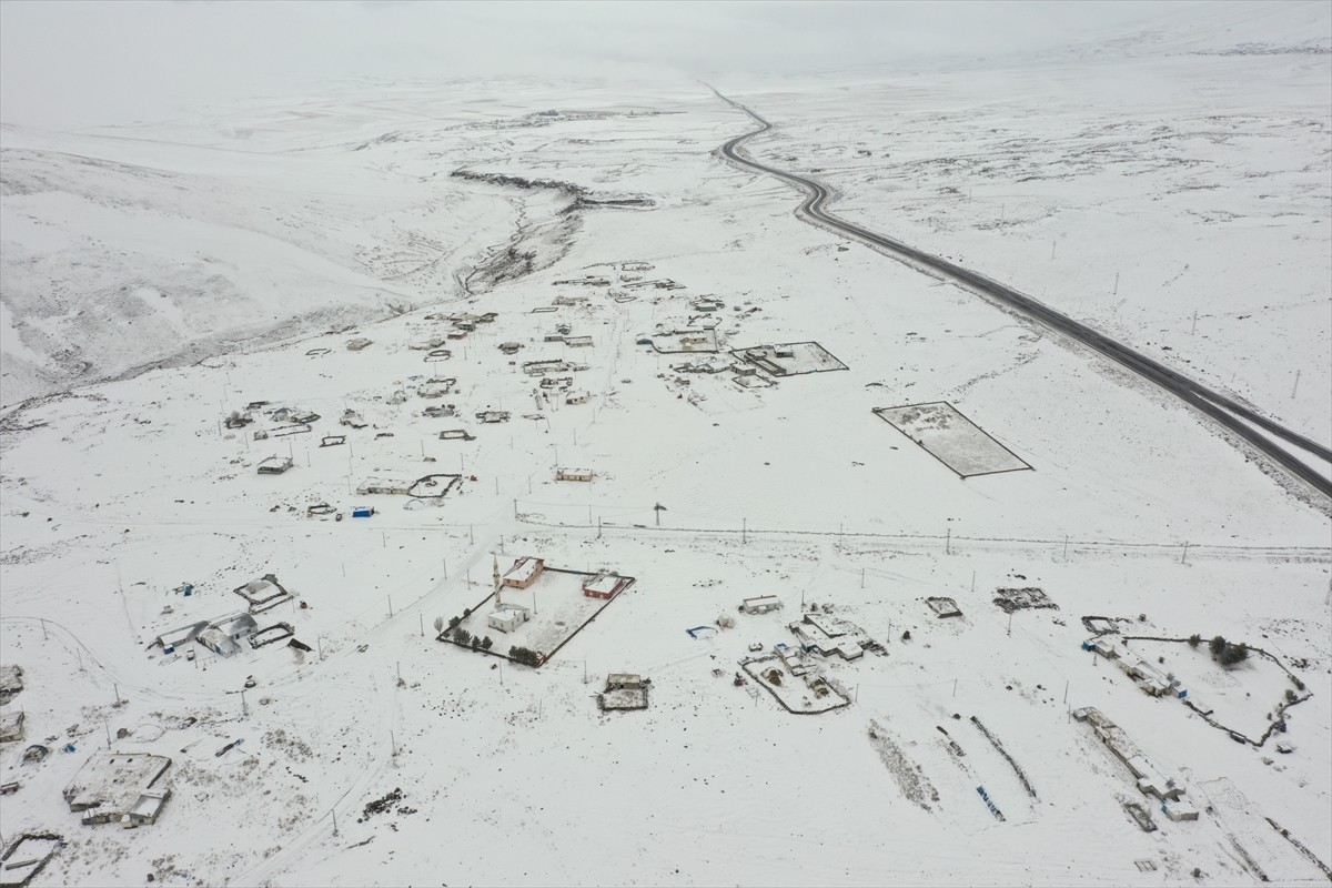 Kars'ta iki gündür aralıklarla devam eden kar nedeniyle köyler beyaza büründü. Yağış dolayısıyla...